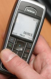 emelt díjas Fogadott emelt díjas SMS: szigorít és tájékoztat az NHH