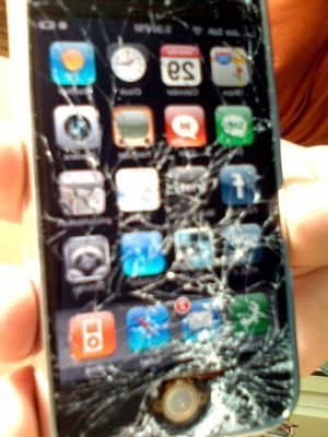 törött iphone Apple-közeli sztrájk kezdõdött, törtek-zúztak