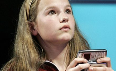 girl Mobilt vitt az iskolába, megkorbácsolták