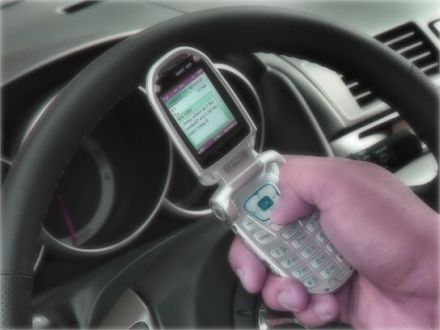 sms vezetés közben Mobilozott, 9 évet ülni fog