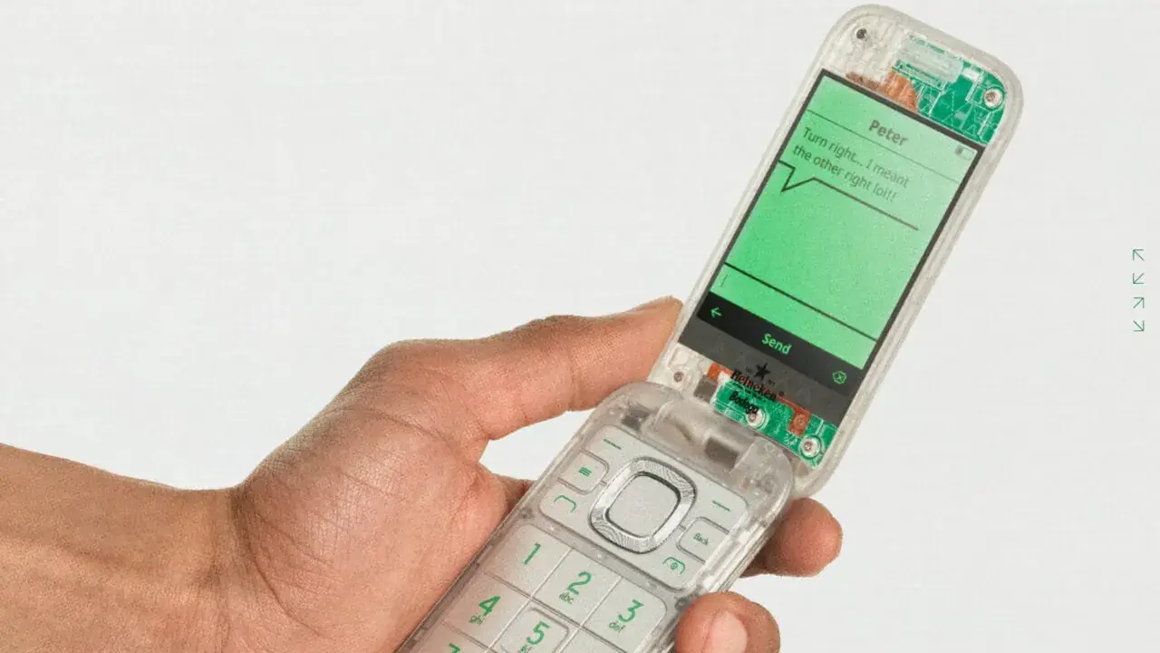 A Boring Phone egy átlátszó flip telefon, ami buta, de imádjuk