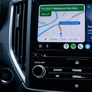A CarPlay is támogatja az autórádió vezérlését