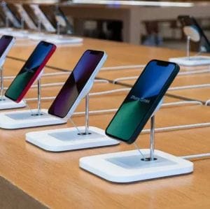 Az iPhone 16 akkumulátora könnyebben cserélhető, ami segíthet az Apple-nek megfelelni az uniós jogszabályoknak