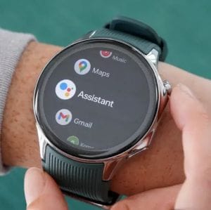 Érkezik a legjobb üzemidejű wear OS okosóra utódja