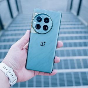 A OnePlus 13 korábbi megjelenése: Októberben érkezhet az új zászlóshajó Kínában