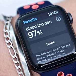 Késik az Apple Watch vérnyomásmérő funkciója a Series 10 dizájnja miatt