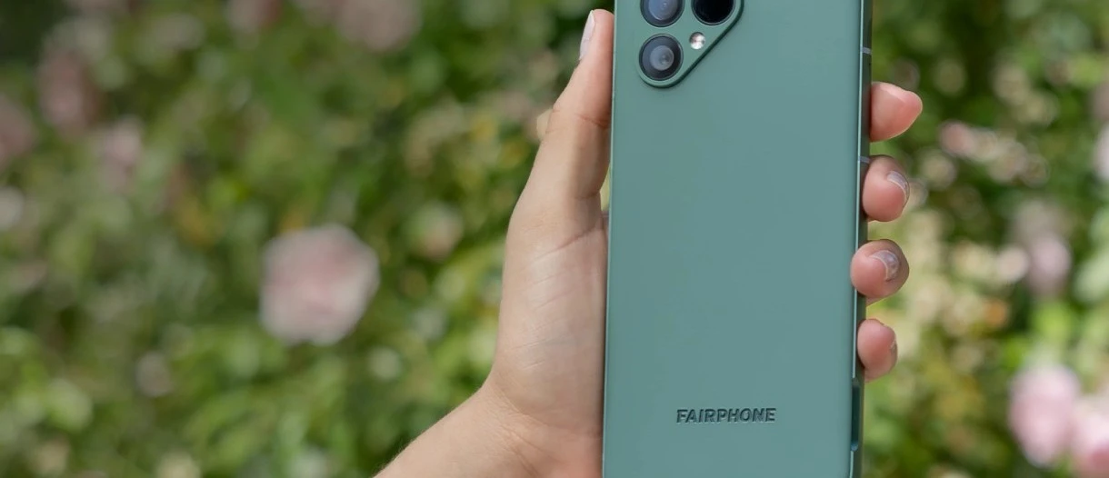 A Fairphone 5 új, megfizethetőbb változata és színváltozata jelent meg.